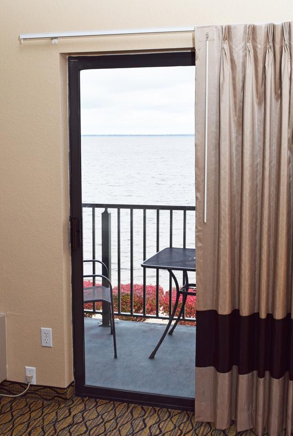 Beachfront Hotel Хоутън Лейк Екстериор снимка