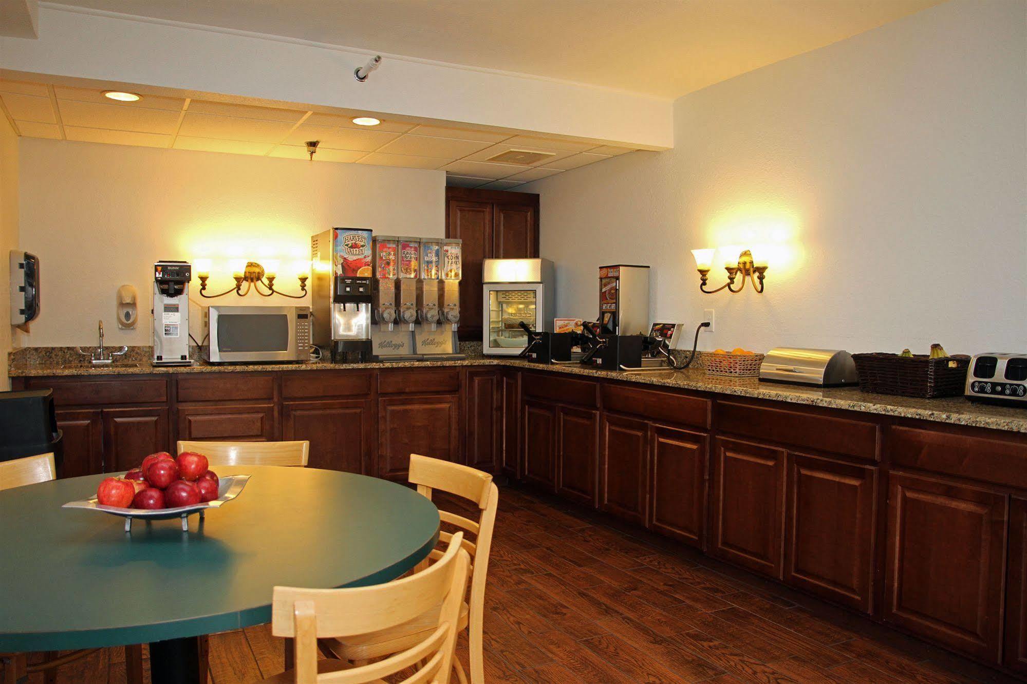 Beachfront Hotel Хоутън Лейк Екстериор снимка